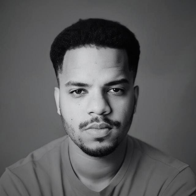 Foto de João Vitor de Jesus Pinto, representado por Mr. Robot da série Mr. Robot
